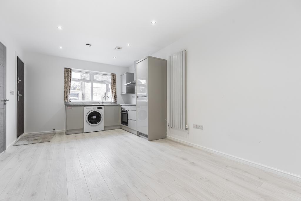 Hayesford Park Drive Bromley BR2 Studio £1,200 pcm (£277 pw)