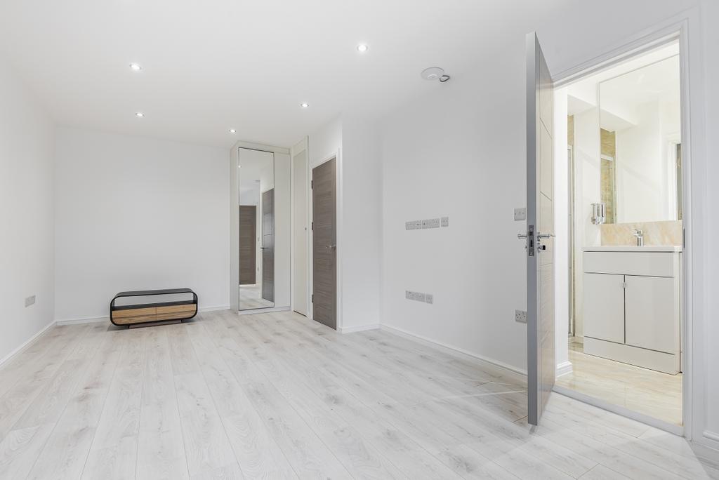 Hayesford Park Drive Bromley BR2 Studio £1,200 pcm (£277 pw)