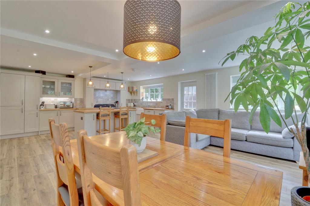 Bridge Wood Close, Horsforth, Leeds, West Yorkshire, LS18 4 bed end of