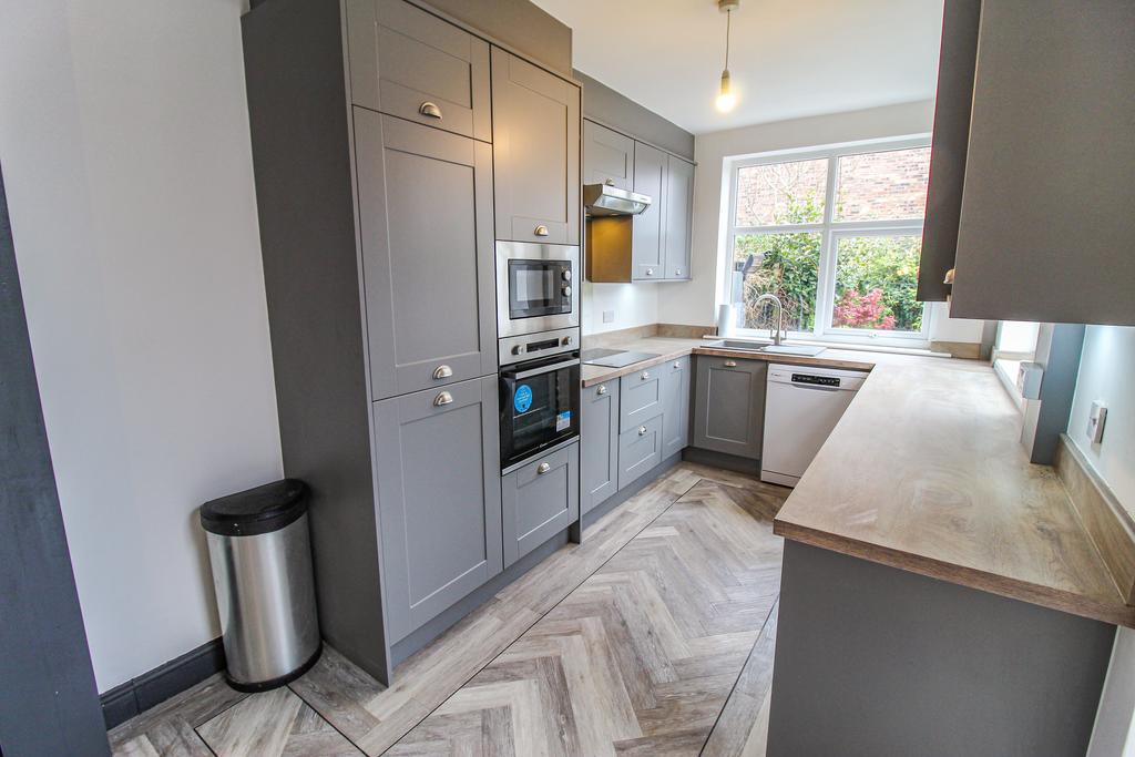 Abbey Hey Lane, Openshaw 3 bed end of terrace house to rent £1,150 pcm (£265 pw)