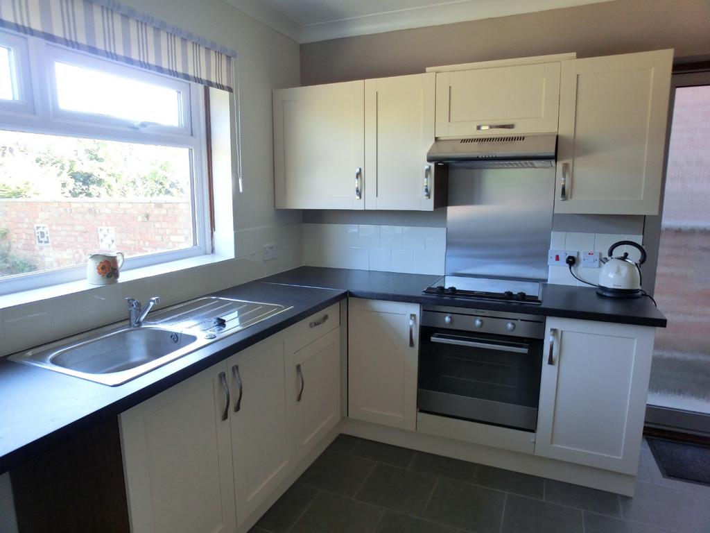 Cambria Crescent, Gravesend, Kent, DA12 4NY 3 bed detached bungalow to