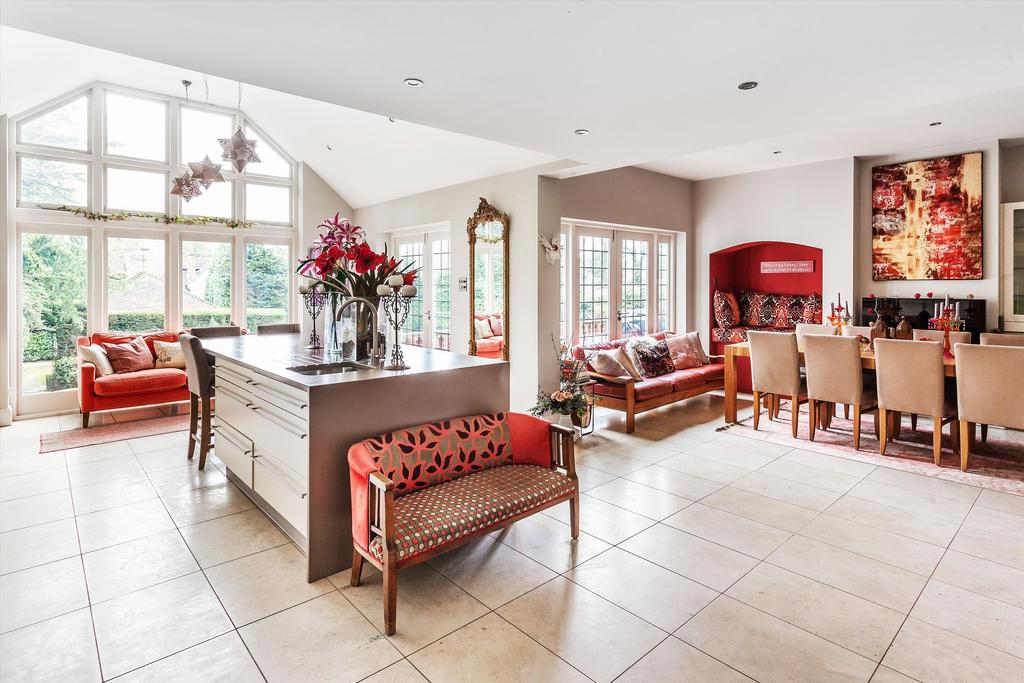 Danes Hill, The Hockering, Woking, Surrey, GU22 6 bed detached house