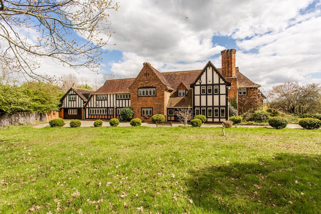 Bury Road, Chingford 6 bed detached house to rent £6,000 pcm (£1,385 pw)