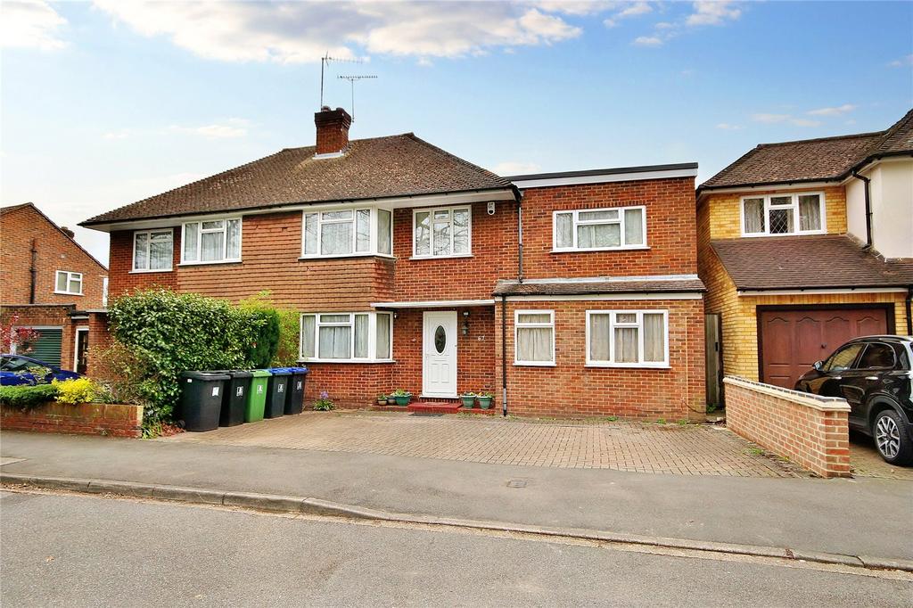 East Hill, Woking, Surrey, GU22 4 bed semidetached house £2,500 pcm