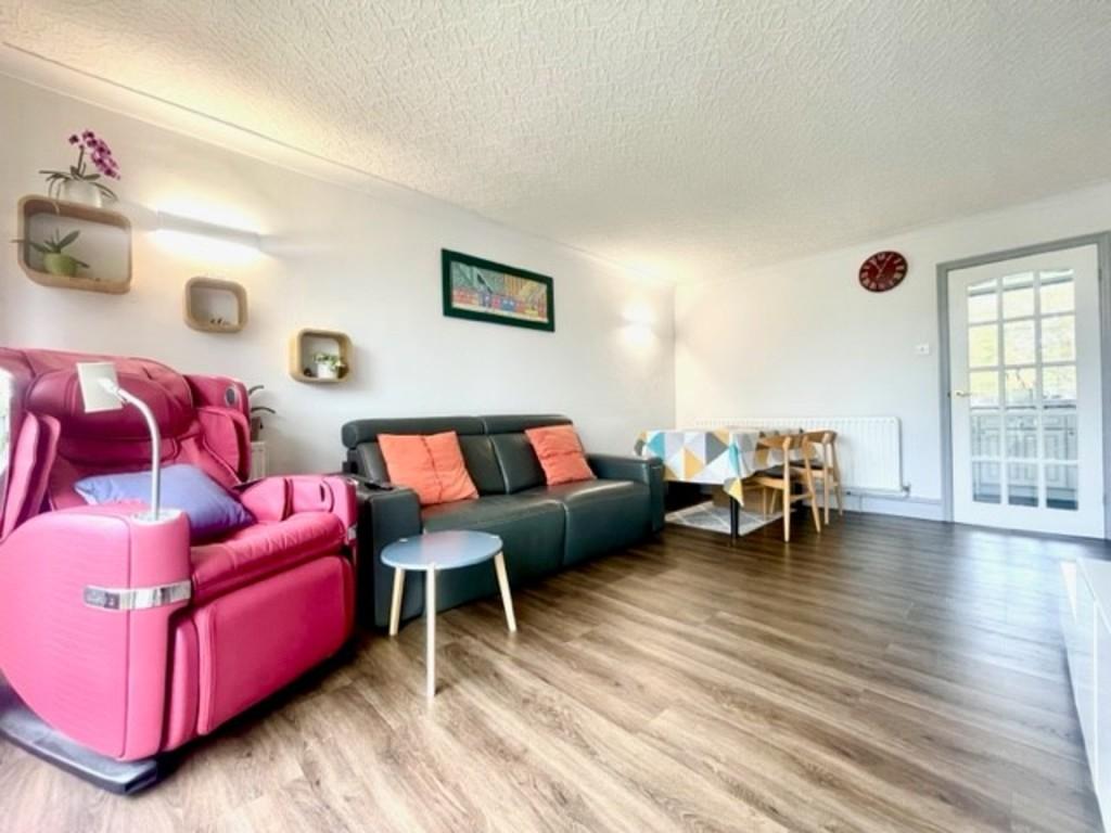 California Lane, Bushey Heath 2 bed £400,000