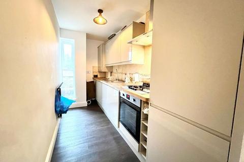 2 bedroom flat for sale - Stourhead Gardens, Raynes Park, London, SW20 0UL