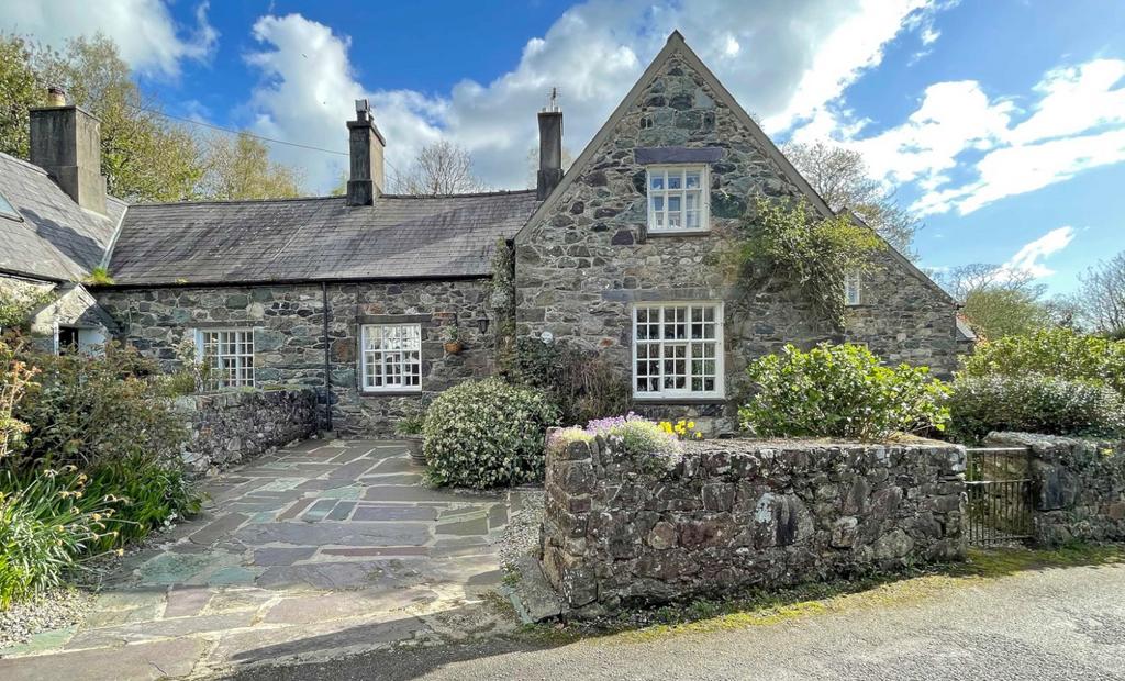 Llandwrog, Caernarfon, Gwynedd, LL54 3 bed semidetached house for sale