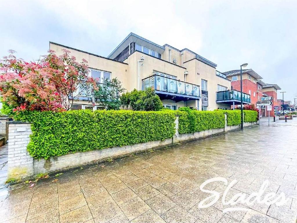 Victoria Road, Ferndown, Dorset 3 bed £1,395 pcm (£322 pw)
