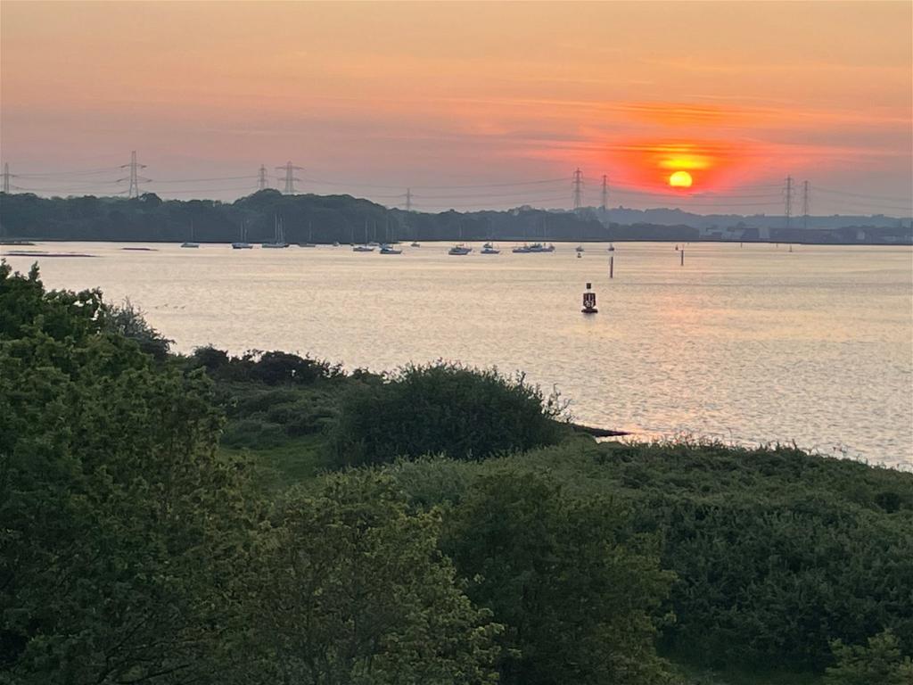 Quayside Walk, Southampton SO40 2 bed apartment for sale £265,000