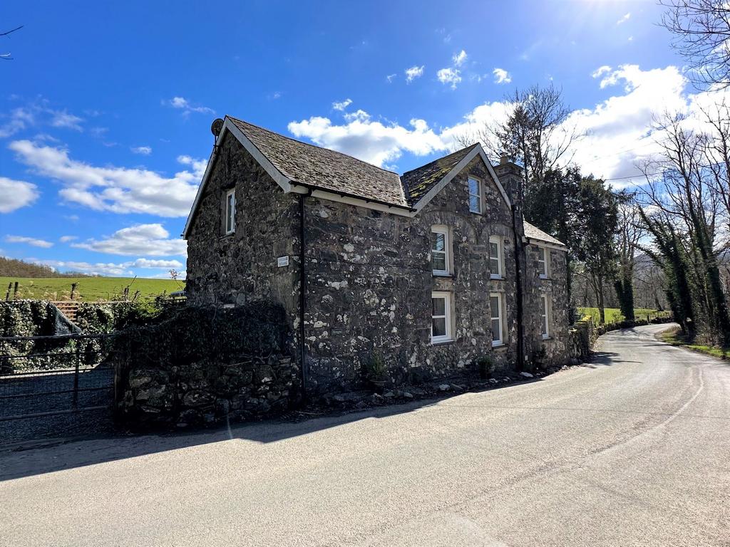 Hengae, Llanfachreth, Dolgellau, LL40... 5 bed detached house £374,950