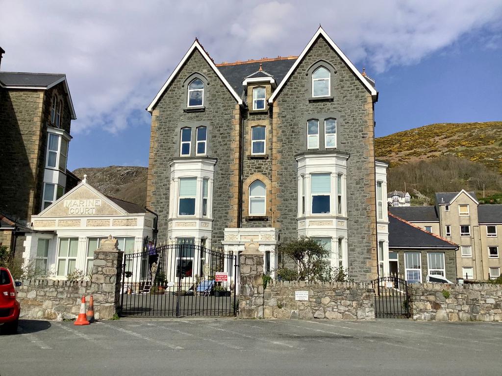 Apt. 13, Marine Court, Marine Parade, Barmouth, LL42 1NB 3 bed