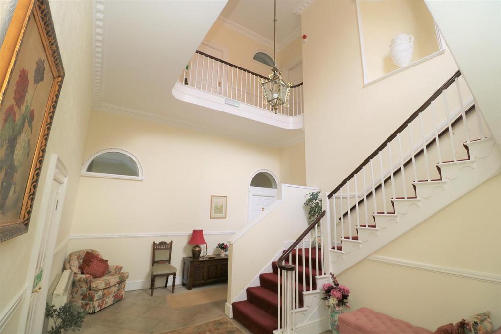 Fieldgate Lane, Kenilworth 2 bed apartment £285,000