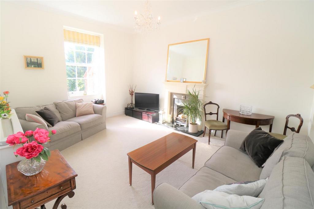 Fieldgate Lane, Kenilworth 2 bed apartment £285,000