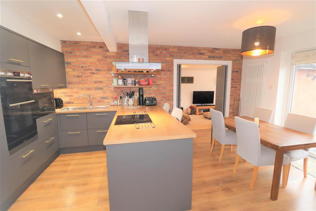 Inchbrook Road, Kenilworth 3 bed detached house for sale £675,000