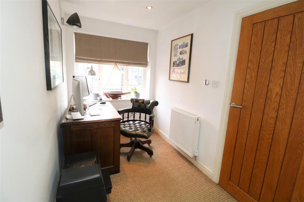 Red Lane, Kenilworth 3 bed semidetached house £460,000