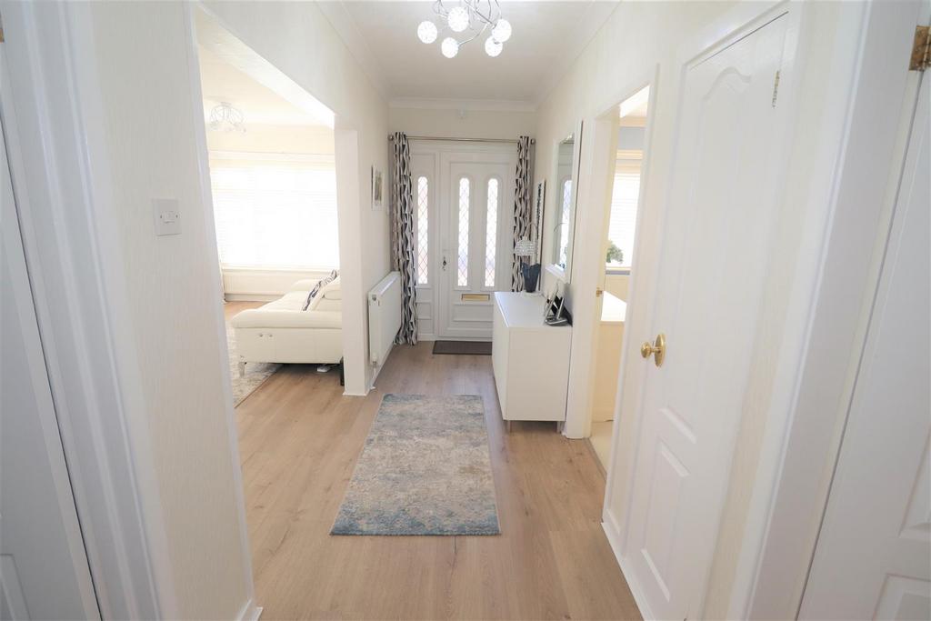 Brookside Avenue, Kenilworth 3 bed detached bungalow £585,000
