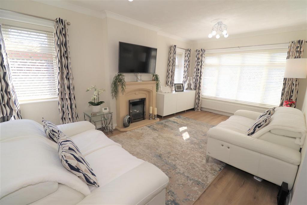 Brookside Avenue, Kenilworth 3 bed detached bungalow £585,000