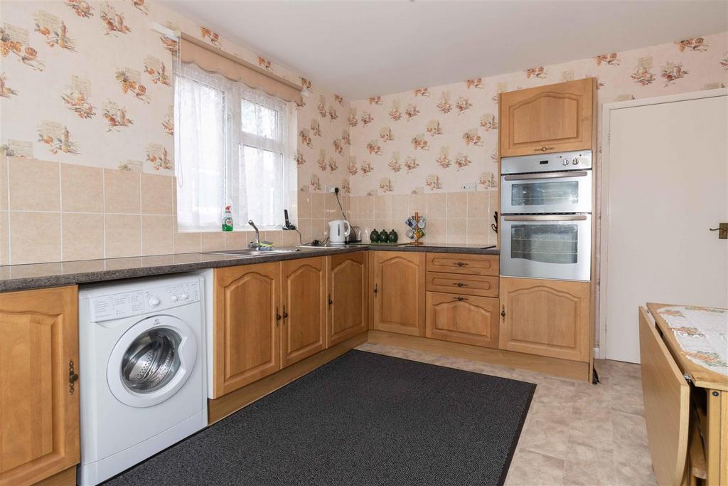 Western Road, Lancing 2 bed detached bungalow for sale £350,000