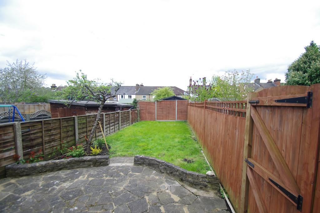 Estcourt Road, WATFORD, WD17 2 bed terraced house £1,800 pcm (£415 pw)