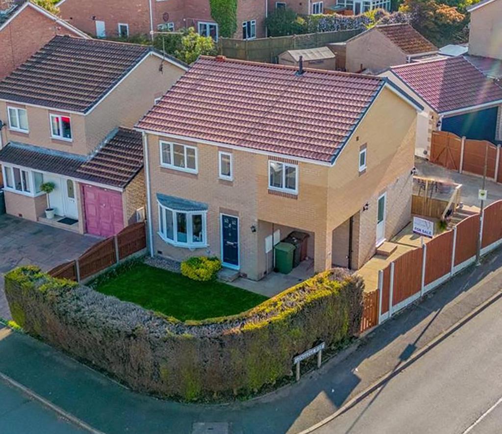 Nottingham Drive, Wingerworth, Chesterfield 4 bed detached house £350,000