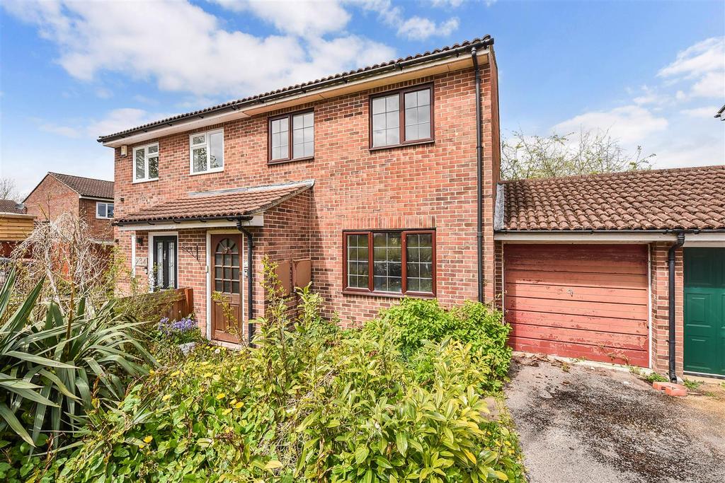Ward Close, Andover 3 bed semidetached house for sale £265,000