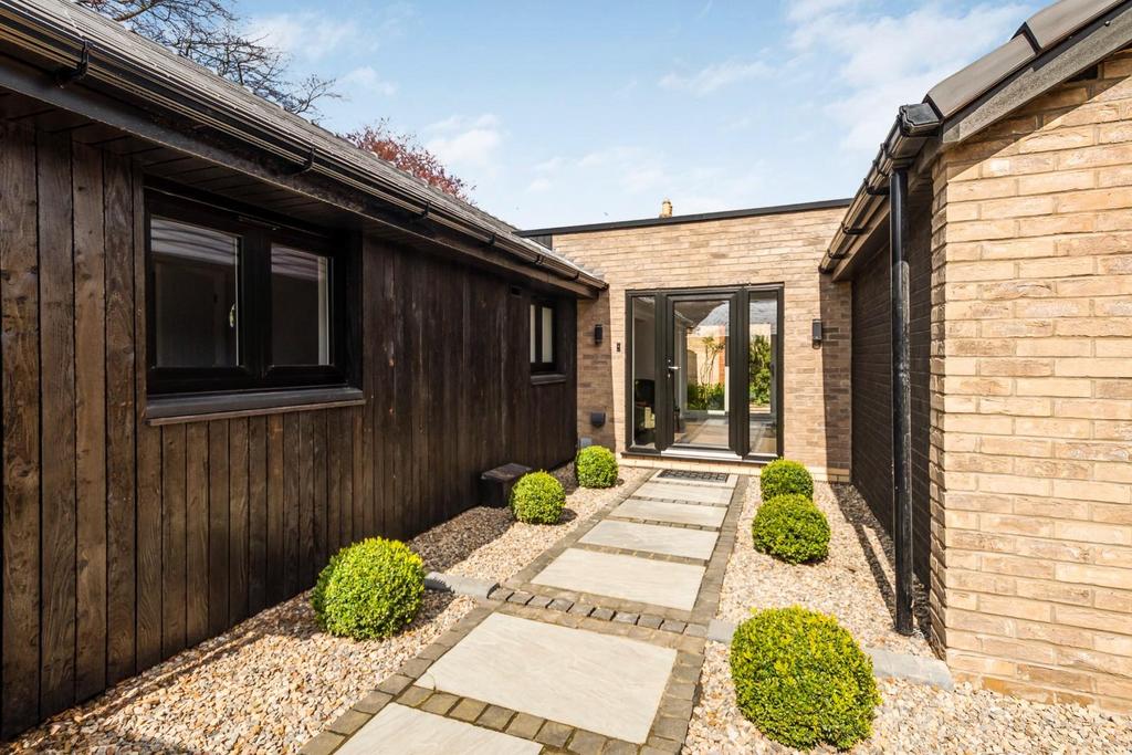 East Lane, New Walk, Beverley, East Yorkshire, HU17 7AD 4 bed bungalow