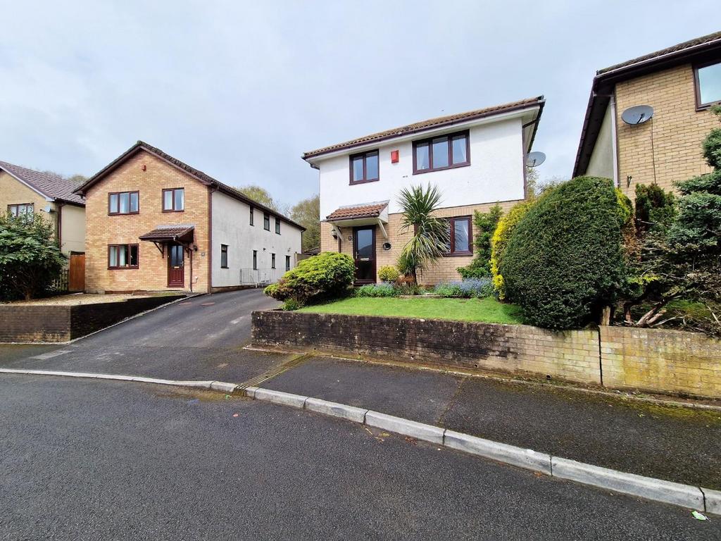 Woodstock Gardens, Pencoed, Bridgend 4 bed detached house £290,000