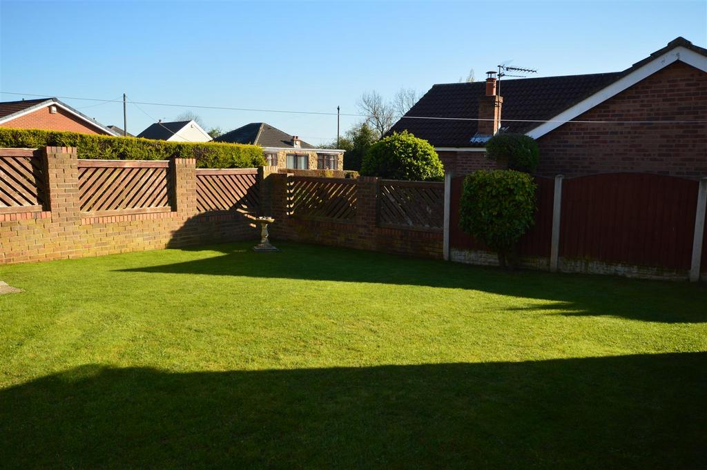 Hillcrest Mount, Castleford 2 bed detached bungalow for sale £275,000