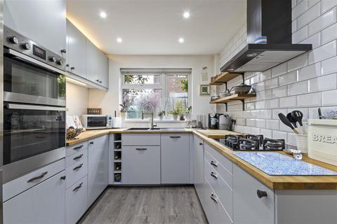 24 Crossfield, Fernhurst, Haslemere, GU27 3JL