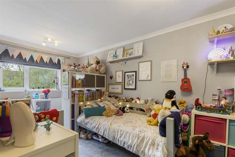 24 Crossfield, Fernhurst, Haslemere, GU27 3JL
