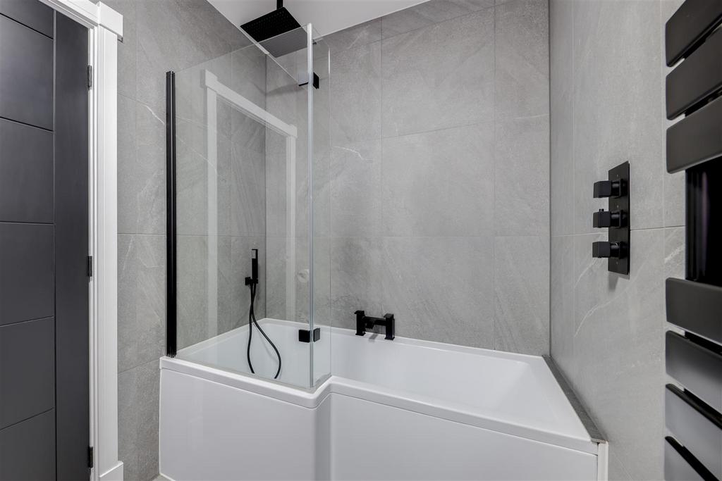 En Suite Bath 4 Alt