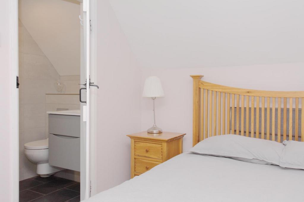23 Duck Street - Double Bedroom with ensuite.JPG