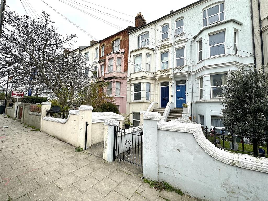 Southwater Road, St. LeonardsOnSea... 1 bed apartment £700 pcm (£