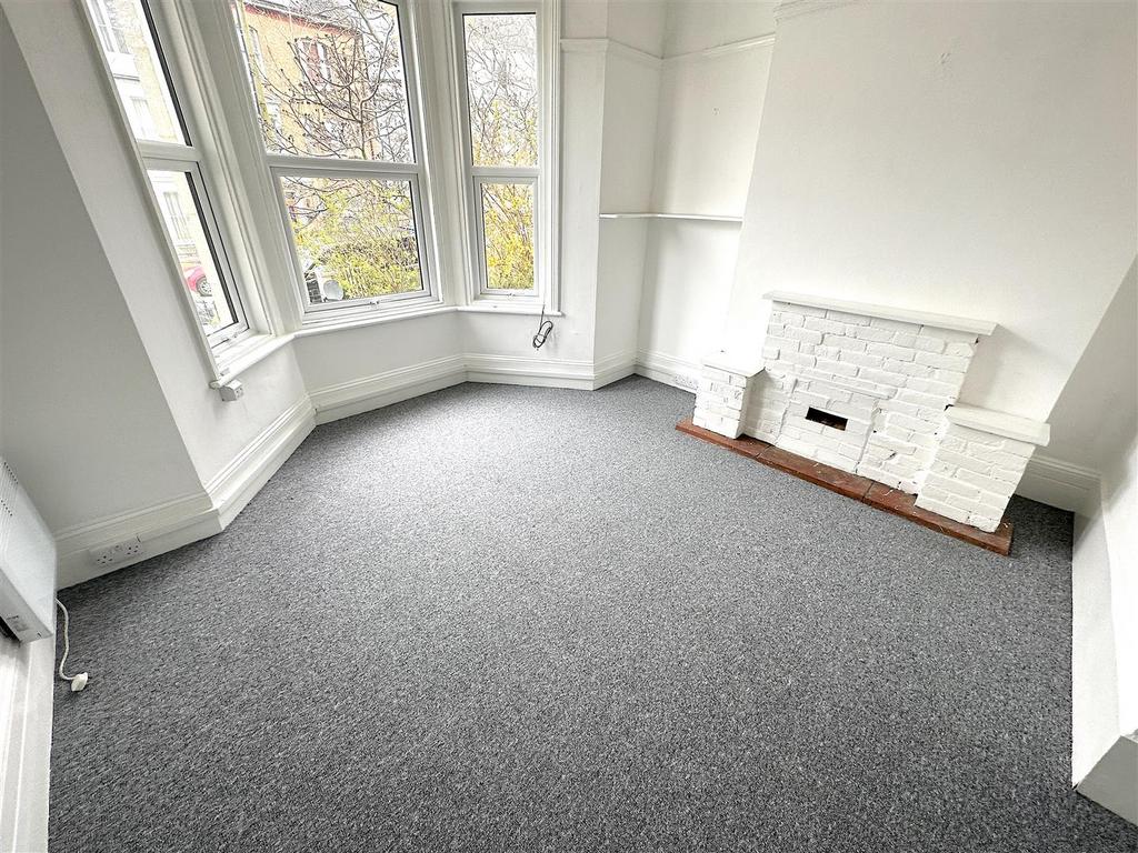 Southwater Road, St. LeonardsOnSea... 1 bed apartment £700 pcm (£