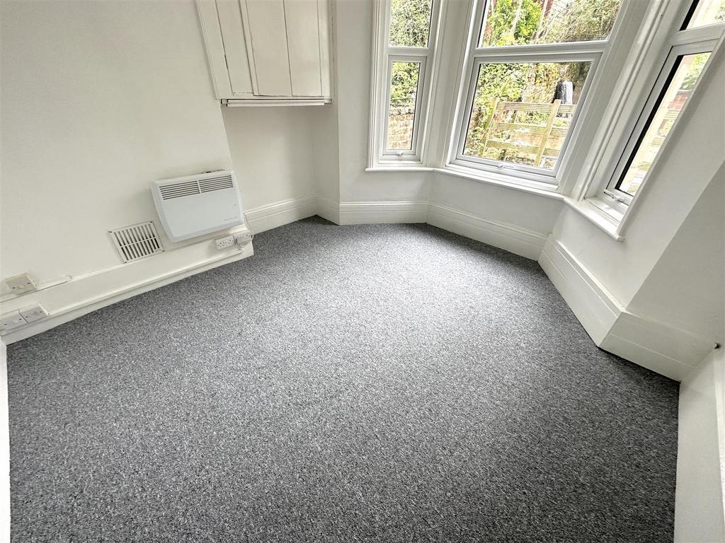 Southwater Road, St. LeonardsOnSea... 1 bed apartment £700 pcm (£