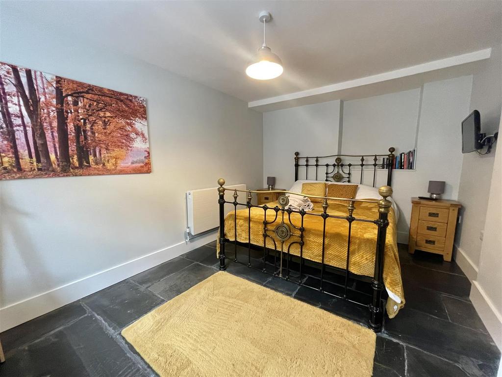 Sitting room/ bedroom 1
