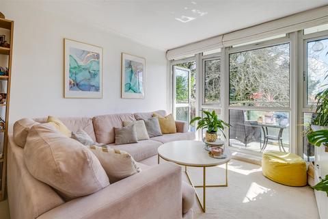63 Winterfold Close, London, SW19 6LE