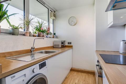 63 Winterfold Close, London, SW19 6LE