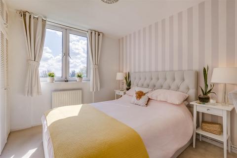 63 Winterfold Close, London, SW19 6LE