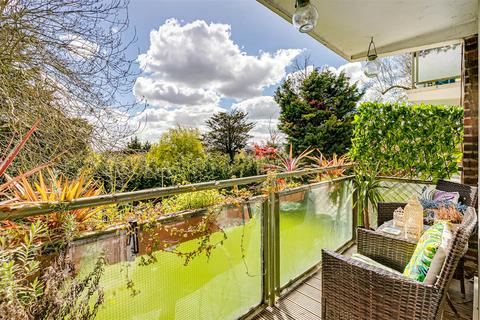 63 Winterfold Close, London, SW19 6LE