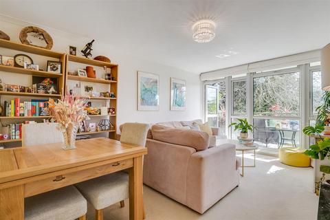 63 Winterfold Close, London, SW19 6LE