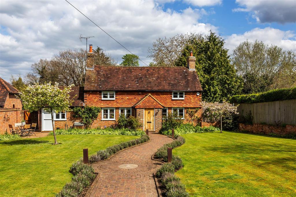 Lane, Chiddingfold, Godalming 3 bed detached house £1,250,000