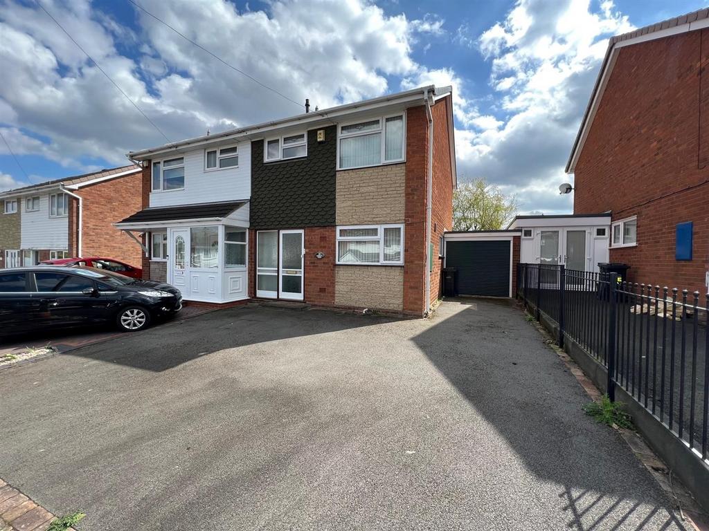 Lerwick Close, Kingswinford, DY6 8RU 3 bed semidetached house £200,000