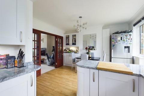 118 Benhurst Gardens, South Croydon, CR2 8NW