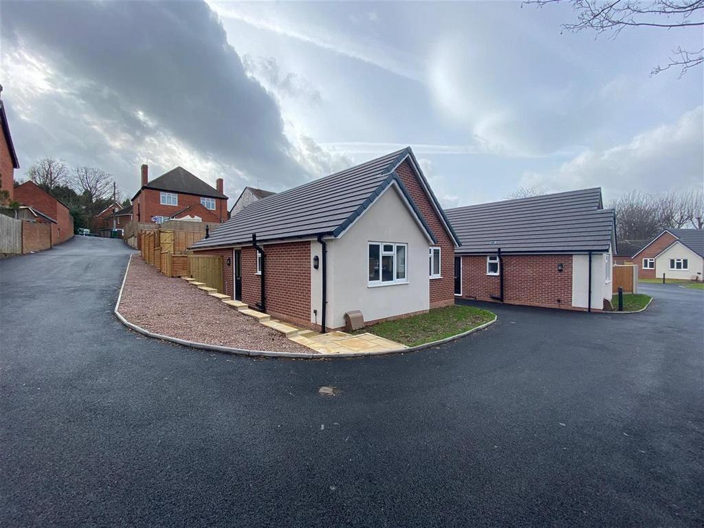 Alcova Grove, Cradley Heath 2 bed detached bungalow £925 pcm (£213 pw)