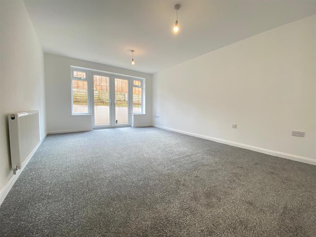 Alcova Grove, Cradley Heath 2 bed detached bungalow £925 pcm (£213 pw)