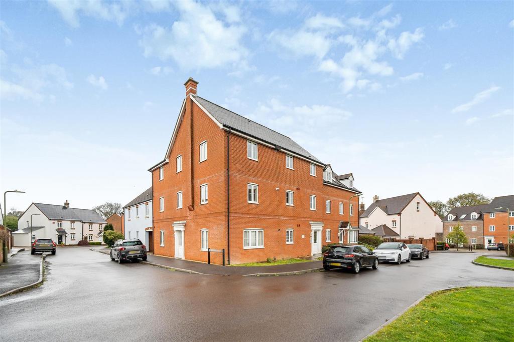 Collingwood Way, Petersfield 2 bed flat £285,000