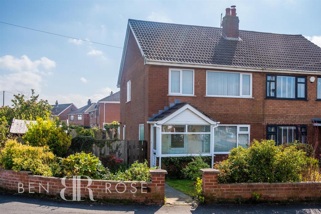 Cedar Avenue, Euxton, Chorley 3 bed semidetached house £199,995