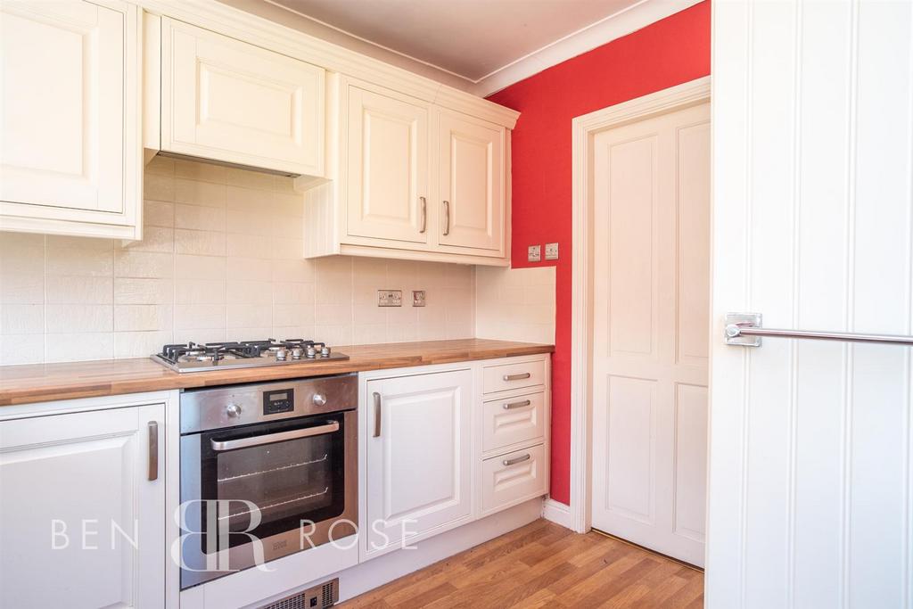 Cedar Avenue, Euxton, Chorley 3 bed semidetached house £199,995