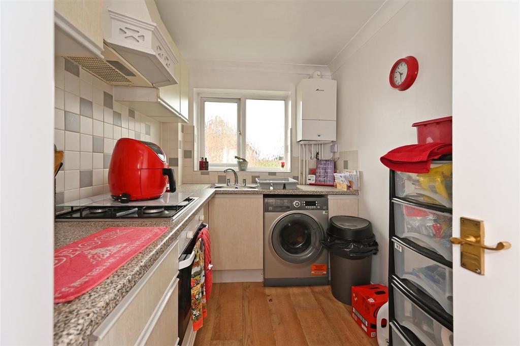Guilden Road, Chichester 2 bed apartment £995 pcm (£230 pw)